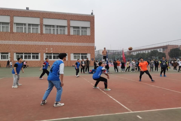 43895d50913349bbba0cec944c0eda74.jpg 男排队员比赛.jpg