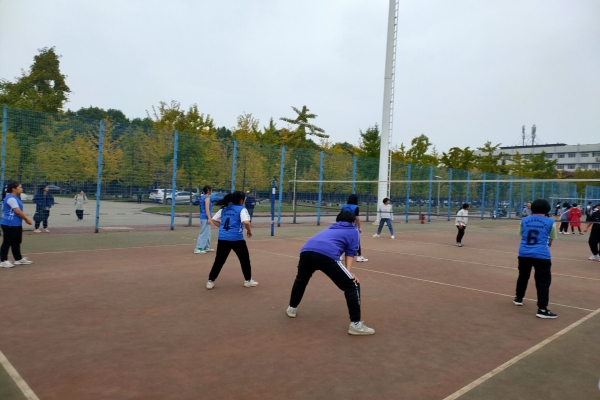 786ae391e98a45e78840546d3792744d.jpg 女排队员比赛.jpg