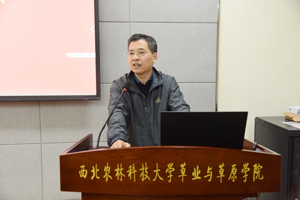 学院党总支副书记领学.JPG