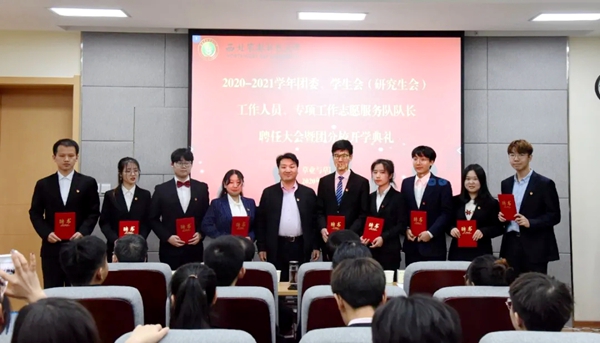 学院副院长杨培志老师与专项工作志愿服务队队长代表合影留念.jpg