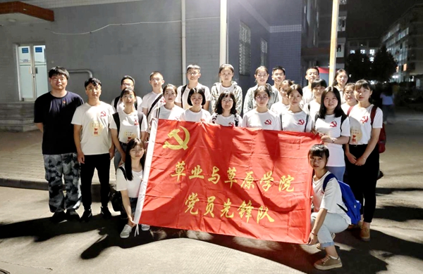 党员文明创建宣讲活动合影留念.jpg